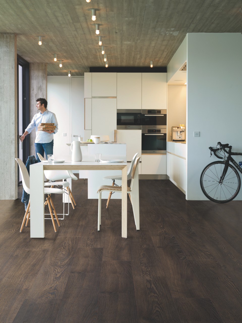 Ламинат Quick Step Classic Дуб Темный старинный CLM 1383 фото в интерьере